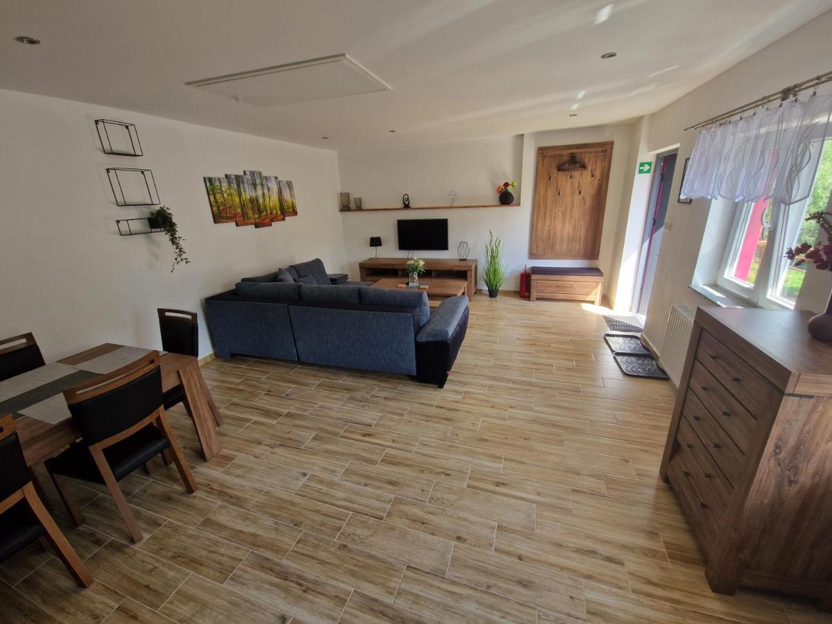 Restaurace U Mateje B&B โนเว เมียสโต โปดสเมอร์เกม ภายนอก รูปภาพ